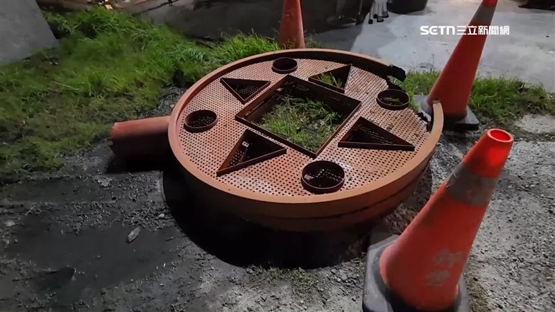 招牌疑過於老舊才會斷裂，縣府固定都會進行基本檢修，但仍是看得到上面鏽蝕斑斑