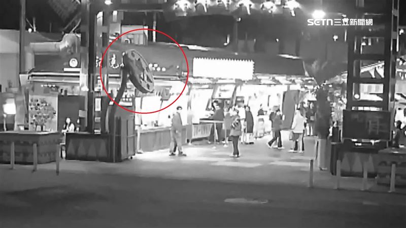 花蓮東大門夜市大門口上百公斤的招牌應聲斷裂
