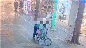 郭姓男子（57歲）街上行搶賣彩券的沈姓身障男子（65歲），得手46張百元刮刮樂彩券後騎腳踏車逃逸，但沒多久即被見義勇為的民眾攔阻制伏。