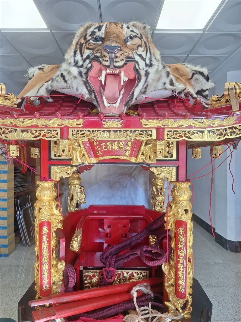 木柵集應廟「保儀尊王」首次受邀參與艋舺青山王祭正日遶境，廟方特別啟用珍藏「虎頭」法器。（圖／木柵集應廟提供）