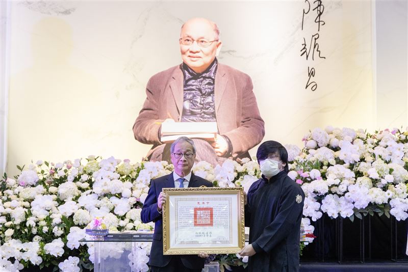 文化部長李遠(左)代表頒贈總統褒揚令,由陳耀昌之子陳智銘(右)代表受贈。(圖/文化部提供)