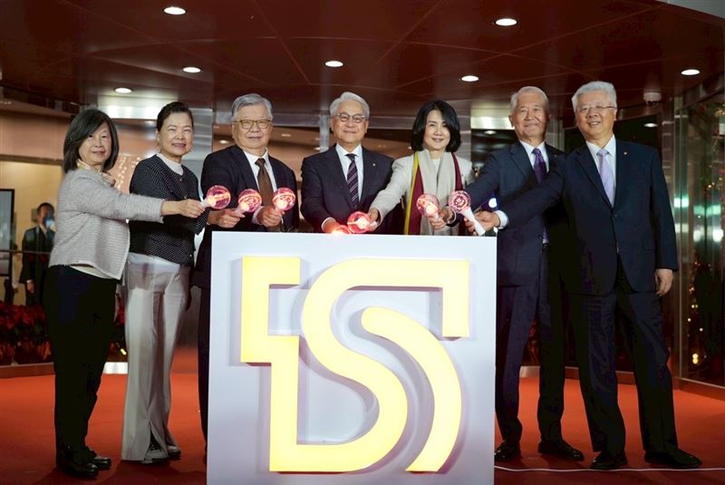 迎接2026，台新新光金控於台北三大熱點打造聖誕造景，首推浪漫戶外降雪！同步攜手餐飲、旅遊等百大品牌，祭出全家霜淇淋、飯店折抵及餐廳加菜等刷卡專屬回饋，讓卡友賞雪景、享優惠，歡度佳節。（圖／台新新光提供）