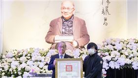 文化部長李遠（左）代表頒贈總統褒揚令，由陳耀昌之子陳智銘（右）代表受贈。（圖／文化部提供）