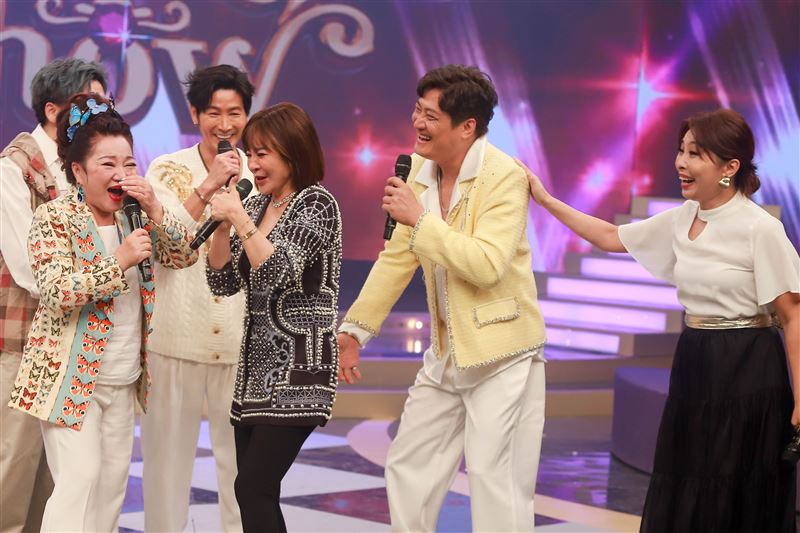 白冰冰(左)一時哽咽。(圖/民視提供)