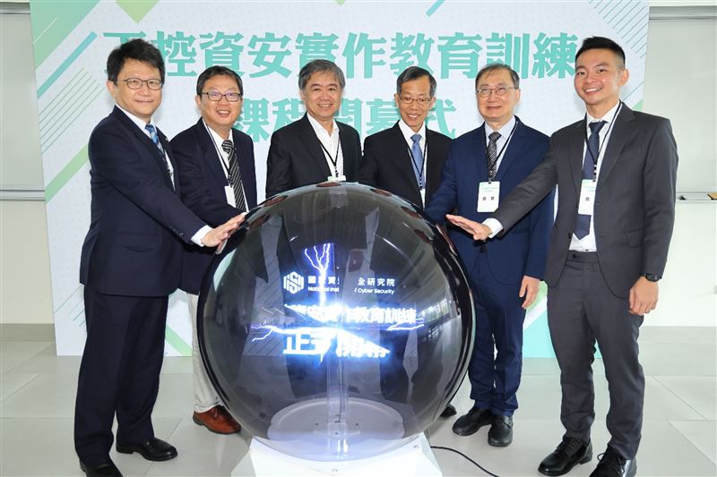由左至右分別是 勤業簡宏偉執行副總經理、國立成功大學李南逸主任、國家資通安全研究院龔化中副院長、資安署蔡福隆署長、國立台北科技大學楊士萱副校長、SANS Matthias Chia, Regional Director。（圖/全智網教育訓練中心提供）
