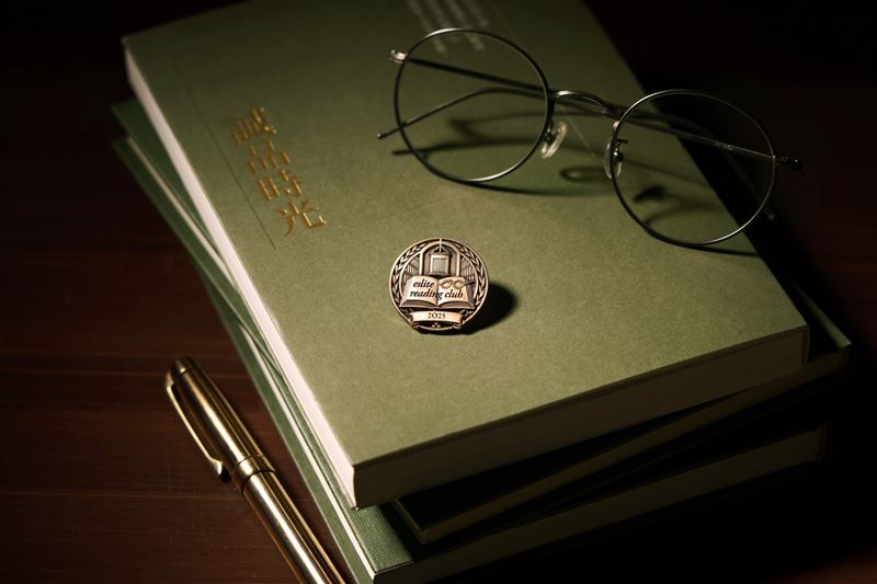 購書滿50本的樂讀會員可獲得獨家「金屬徽章」,精美刻面設計是專於誠品讀書人的榮耀象徵。(圖/誠品提供)