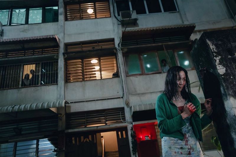 張鈞甯在電影《默殺》飾演一名苦苦尋求失蹤女兒的單親媽媽,幾乎全程素顏演出。 (圖/JUST FILM 提供)