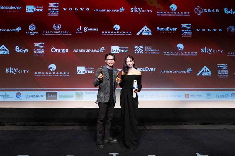 電影《默殺》導演柯汶利(左)﹑張鈞甯出席「紐西蘭亞太電影節」獲頒最佳女主角、最佳導演獎項 。(圖/JUST FILM 提供)