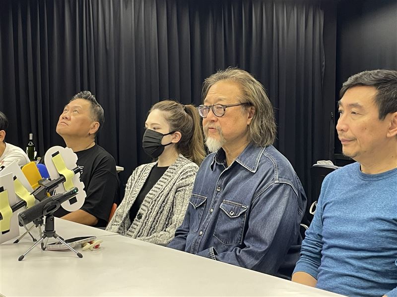 許瑋甯與導演賴聲川、相聲大師朱德剛、宋少卿,韋以丞、梁正群、古辛、梁皓嵐、李芙蓉、陳敬萱、賴伂恩、雷壬鯤等實力派演員共同演出舞台劇《那一年,我們下凡》。(圖/記者趙浩雲攝影)