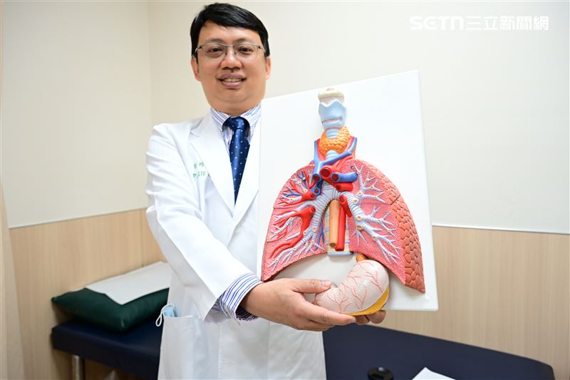 58歲王先生長期抽菸喝酒,半年前感覺吃飯會卡住,而且出現胸口灼熱感,結果並非胃食道逆流,事情大條了!(圖/亞大醫院提供)