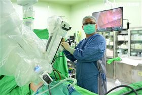 吃飯吞嚥超卡「喝水也艱苦」！醫看老菸槍食道：全堵住了,手術,手術房（圖／亞大醫院提供）