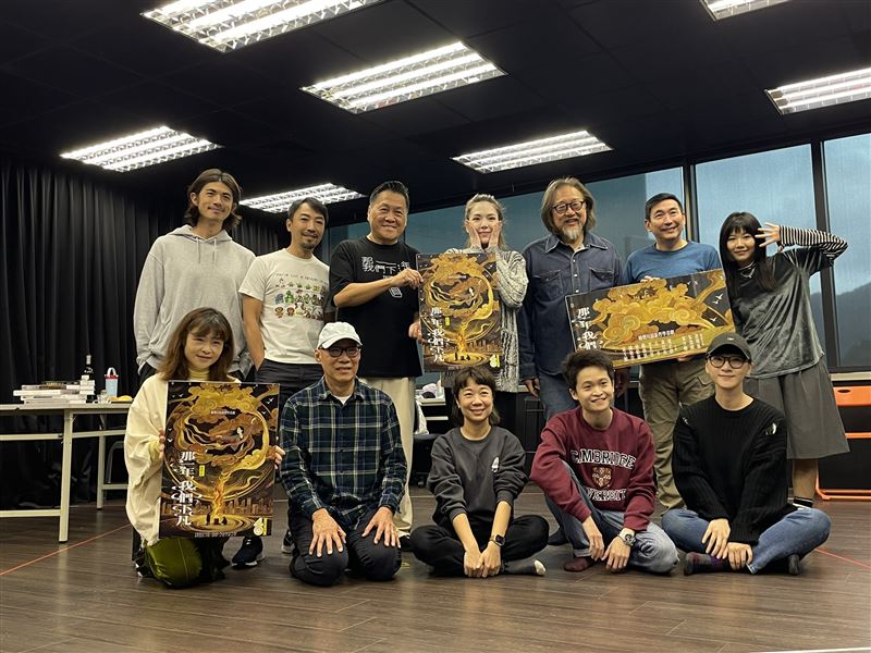 許瑋甯與導演賴聲川、相聲大師朱德剛、宋少卿,韋以丞、梁正群、古辛、梁皓嵐、李芙蓉、陳敬萱、賴伂恩、雷壬鯤等實力派演員共同演出舞台劇《那一年,我們下凡》。(圖/記者趙浩雲攝影)