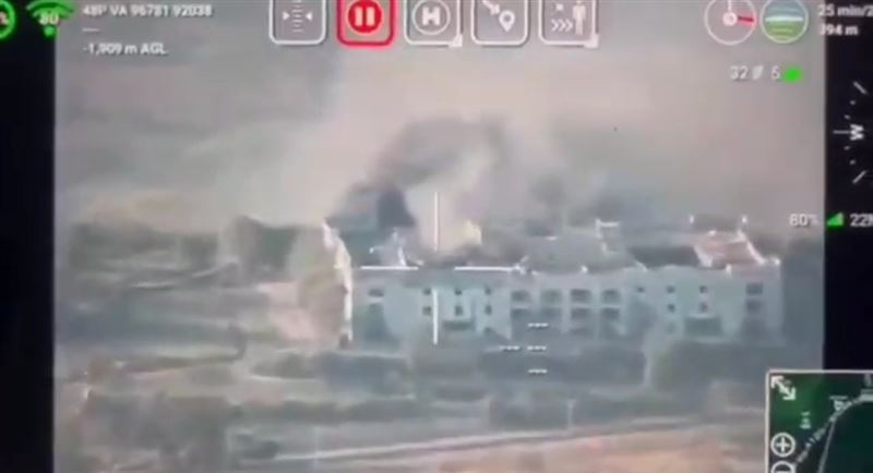 泰國軍方炸毀柬軍無人機中心藏身的邊境賭場。（圖／翻攝自X平台 @nanana365media）