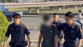 十九甲派出所,台中,車門,車輛,手套,轎車,竊案,開車門,搜刮,抓賊,監視器畫面（圖／翻攝畫面）