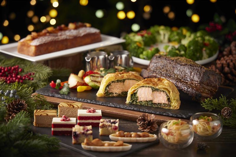 LA FARFALLA餐廳於12月24日至26日晚餐時段，限定推出聖誕海陸雙人分享餐，每套5,880元+10%，再贈兩杯香料熱紅酒。（圖／飯店旅宿業者提供）