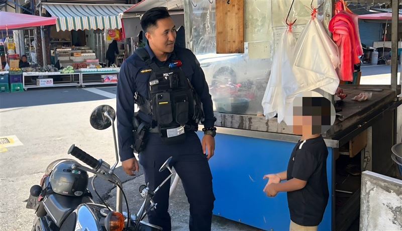 沒看到家人的男童相當緊張。（圖／翻攝畫面）