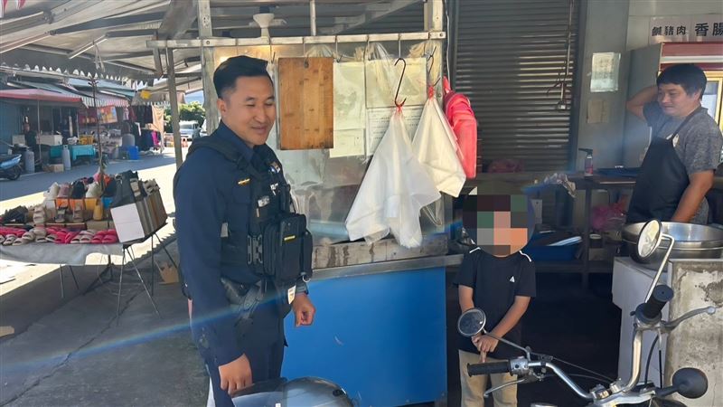 台東7歲男童「被丟包」在市場。（圖／翻攝畫面）