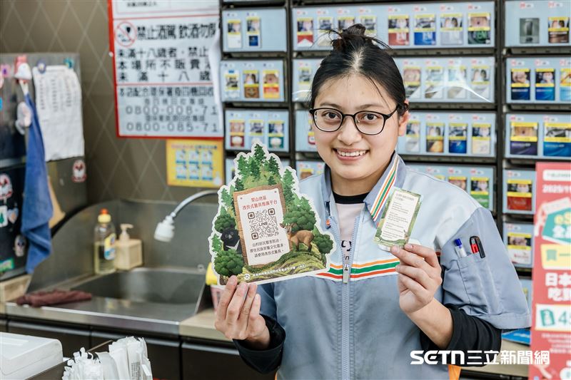7-ELEVEN環山門市店員積極參與山林保育，協助張貼改良式獵具推廣海報，並於第一線發放多國語言保育小卡，將安全獵具資訊與保育觀念傳遞給社區居民。（圖／林保署台中分署授權提供）