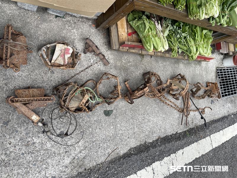 畫面中可見民眾帶著家中舊型獵具，來到松鶴里山商店「阿嬌姨的店」免費換領更安全的改良式獵具。此舉有效降低台灣黑熊等野生動物誤捕風險，同時，居民還能獲得100元購物金兌換店內商品，讓保育行動充滿實質回饋。這項在地化的服務，成功凝聚社區力量，讓傳統文化與生態保育得以和諧共存，為山村共好邁出重要一步。（圖／林保署台中分署授權提供）