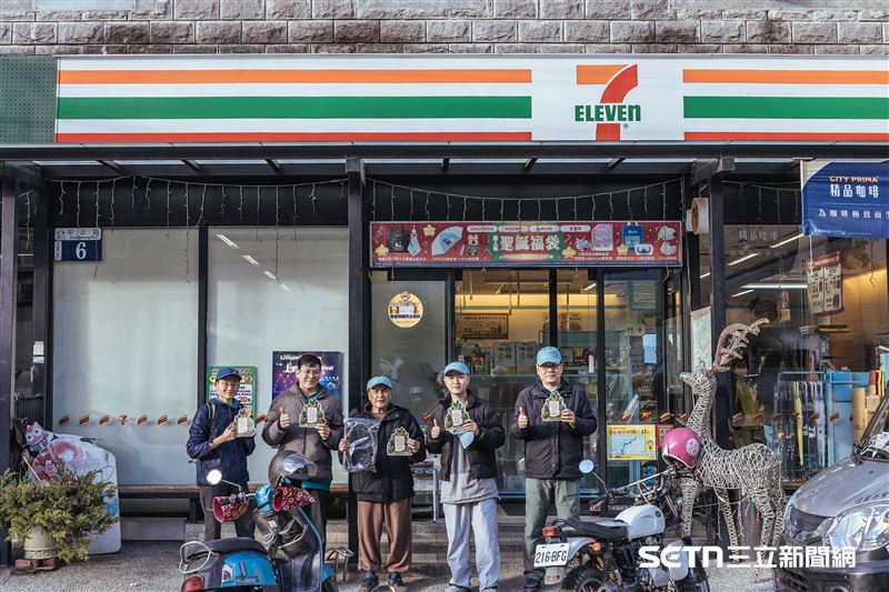 林業保育署台中分署積極推廣「保育柑仔店Plus」服務，圖為梨山工作站主任李彥興、7-ELEVEN 梨山門市店長、梨山里里長賴聖功及在地居民，共同響應改良式獵具推廣行動。由於梨山地理特殊，分署與便利商店合作，透過在店內張貼海報、掃描 QR Code加入LINE群組預約服務，讓居民能更方便地兌換改良式獵具。這項跨部門、公私協力合作，有效擴大保育觸角，將安全獵具資訊深入梨山各角落，實現山林與社區的共好願景。（圖／林保署台中分署授權提供）