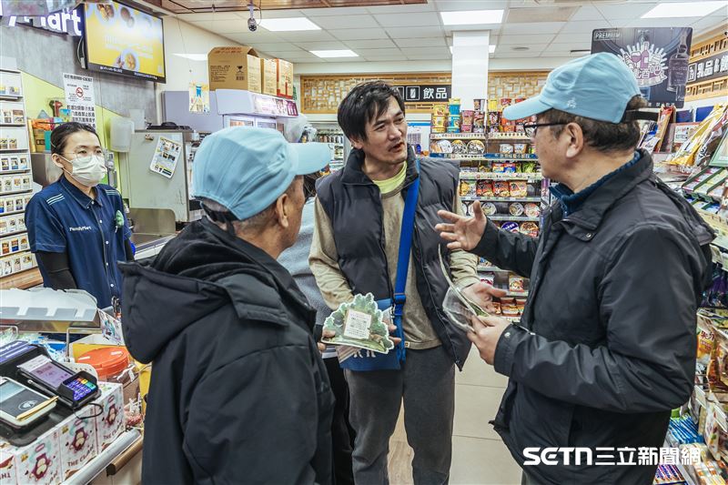 林業保育署台中分署積極推動「保育柑仔店Plus」服務，圖為梨山工作站主任李彥興與梨山里里長賴聖功於全家便利商店和平梨山店，向在地居民說明改良式獵具推廣平台的換發方式。（圖／林保署台中分署授權提供）