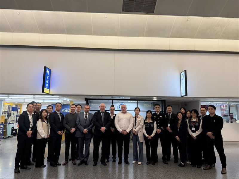 法務部與英國在台辦事處、英國皇家監獄及外交部、移民署等單位人員，共同合作將第3名英籍在台服刑受刑人遣送返回英國繼續服刑。（圖／翻攝畫面）