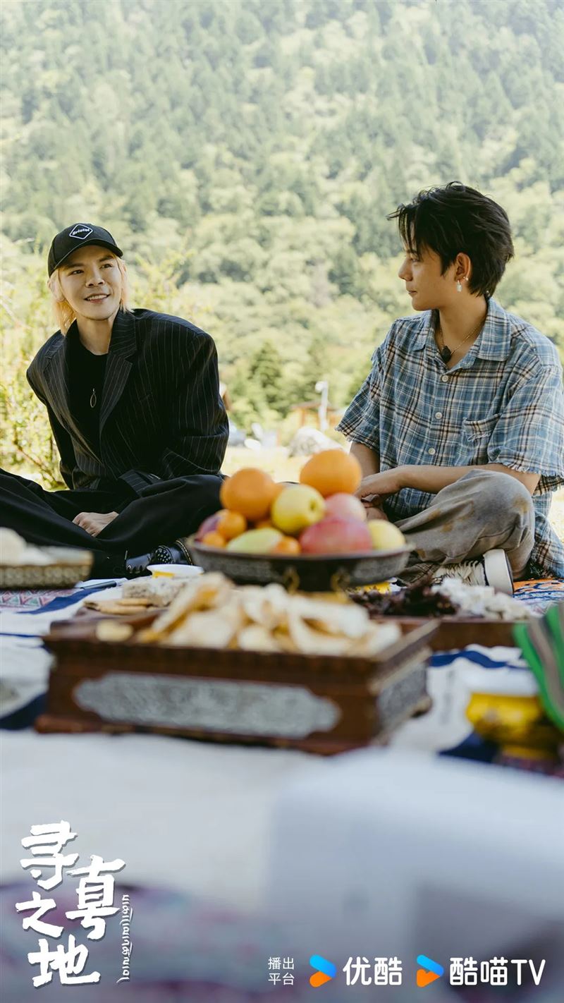 24歲藏族青年丁貞開導向佐,「扛不住的話,別混這圈子了。」(圖/翻攝尋真之地微博)