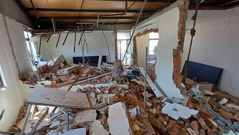 新北市府近年積極拆除「違建隔套」,引起不少包租公恐慌,拆除大隊指出,違建「分租套房、格套」等高密度使用住宅,因影響公安甚大,故依法優先排拆。(圖/工務局提供)