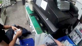 警方破獲時以點鈔機清點贓款。（圖／翻攝畫面）
