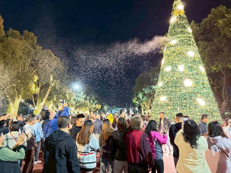 每日降雪時段為18:00–21:00,整點準時飄雪5分鐘。(圖/苗栗縣政府文化觀光局提供)