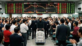 台股規模暴增至97兆，舊有護盤額度不夠用了！國安基金今（9）日提交報告，支持將基金規模從5000億翻倍至1兆元，創下25年來首度調整。財政部強調，為應對外資高波動風險，需擴充銀彈，規劃向公股銀行借款上限調高至7000億，並維持四大基金借用上限3000億，確保不動用勞工與公務員的退休金，全力強化市場穩定機制。（AI製圖）