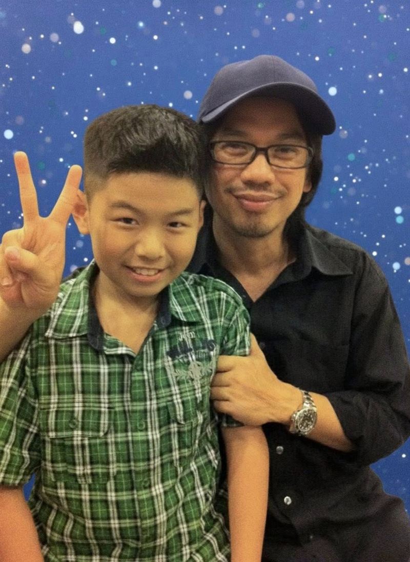 人氣童星葉子誠離世得年25歲,馬來西亞漫畫家徐有利(右)透露其「真正死因」。(圖/翻攝自徐有利臉書)