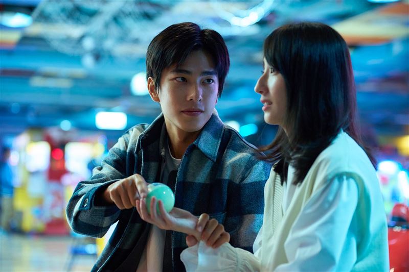 《如果我不曾見過太陽》釋出〈等待之後〉花絮,曾敬驊、柯佳嬿的相遇揭開二部曲關鍵。(圖/Netflix提供)