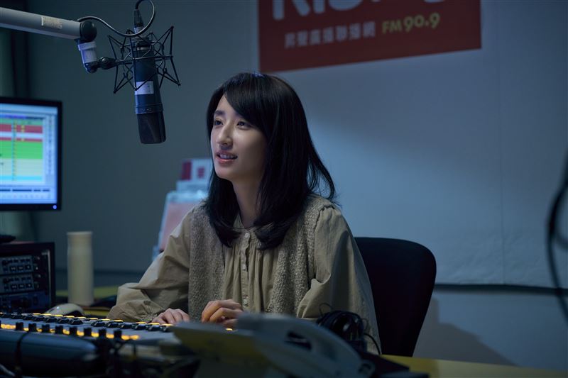 柯佳嬿《如果我不曾見過太陽》二部曲飾演後天失明的電台DJ。(圖/Netflix提供)