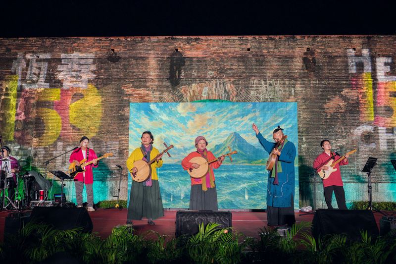 滿州民謠團隊以歌聲吟唱土地故事。（圖／屏東縣政府提供）