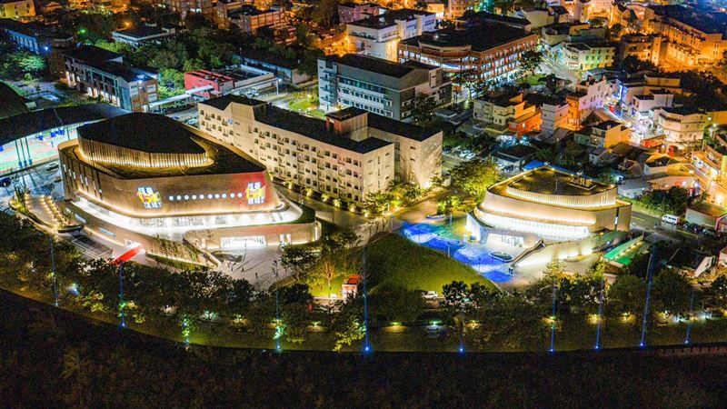 恆春建城150週年舉辦「牽手傳唱・萬人護城」活動，以光雕點亮古城。（圖／屏東縣政府提供）