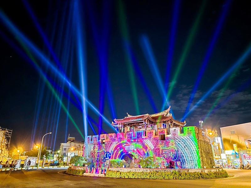 恆春建城150週年，邀請金曲歌手戴曉君及傳藝師、高士古謠等接力演出。（圖為南門光雕秀／屏東縣政府提供）