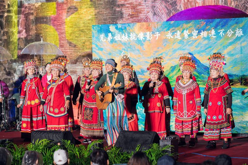 金曲歌手戴曉君與牡丹Puljimu部落古謠隊，用歌聲吟唱傳承的文化使命。（圖／屏東縣政府提供）