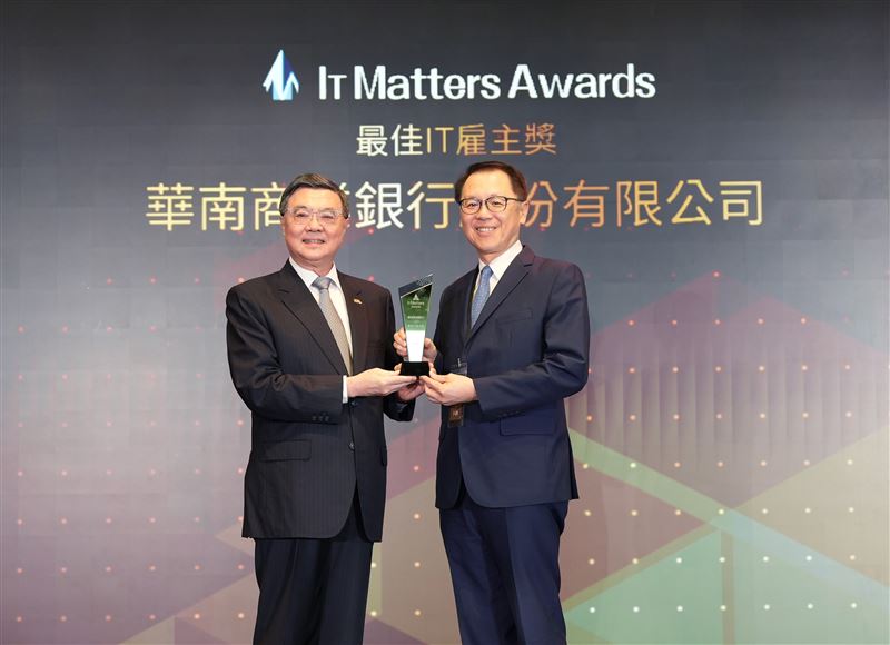 華南銀行勇奪「第三屆IT Matters Awards」雙獎肯定，由行政院院長卓榮泰（左）頒獎，華南銀行總經理黃俊智（右）代表受獎。（圖／華南銀行提供）