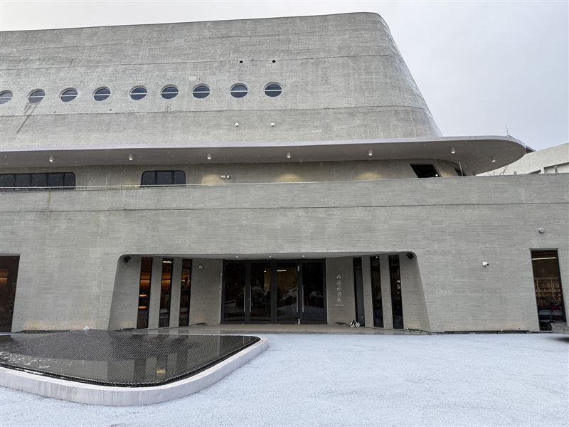 台灣最南端「誠品書店恆春限定店」開幕，吸引不少居民與遊客前往參觀。（圖／記者鄭玉如攝影）