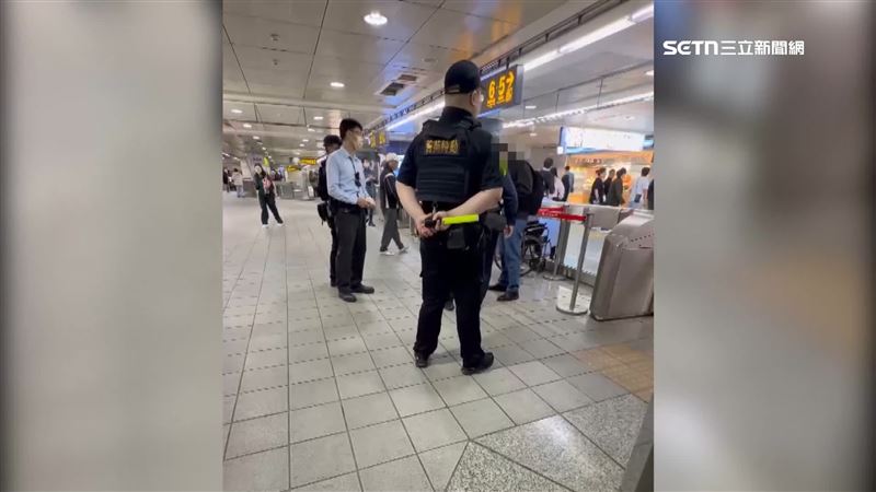 黑衣男子(馬賽克處)趁著捷運擁擠時,用隱藏攝影機偷拍女子裙底