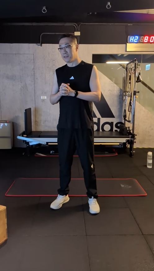 朱學恒8日一大早開直播,分享健身技巧,並透露獄中生活讓他瘦了20公斤,盼望能練回健康。(圖/翻攝自YT@萬事通事務所)