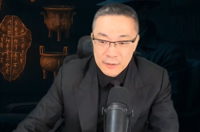 朱學恒中午再直播,穿上正式的西裝聊歷史。(圖/翻攝自YT@萬事通事務所)