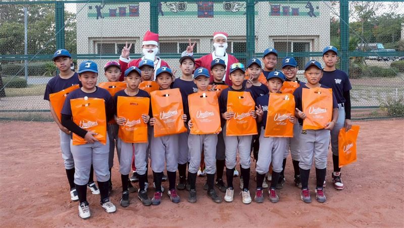 姚杰宏、林泓弦到金門當聖誕老人回饋基層