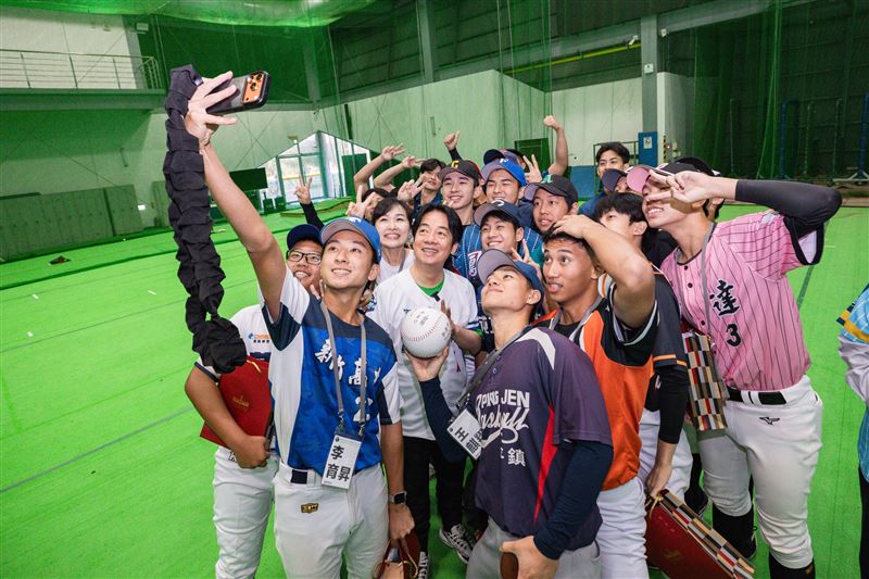 「追夢事務所」第二集以「強棒出擊築夢全壘打」為題，總統賴清德穿上球衣與赴美見習的棒球小將們交流（圖／總統府提供）