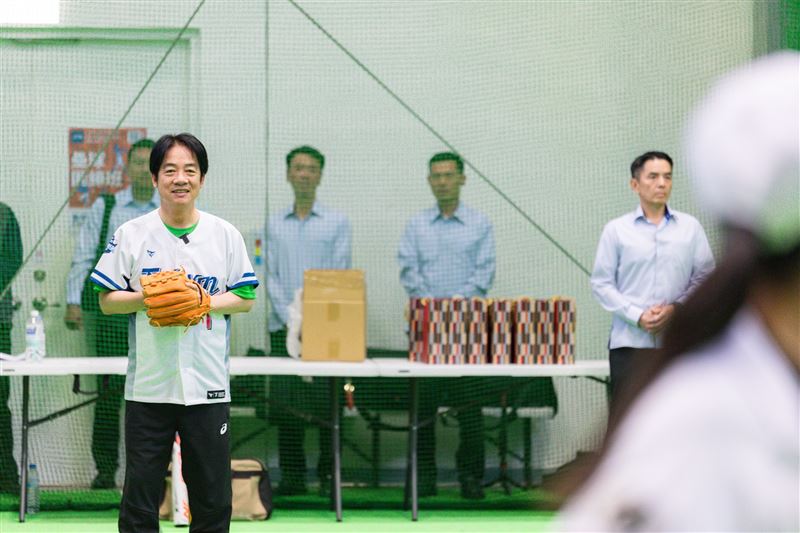 總統賴清德挑戰「二刀流」，投球、打擊樣樣來（圖／總統府提供）