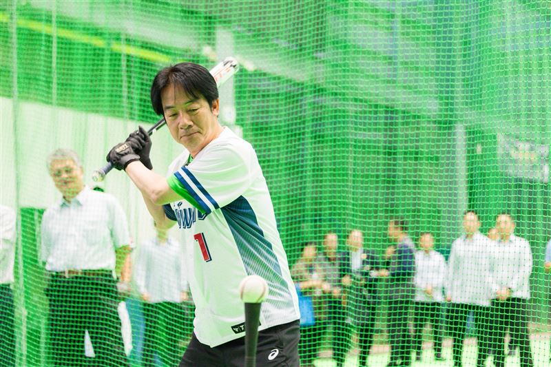 賴清德站上打擊區，重拾打擊樂趣（圖／總統府提供）