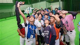 「追夢事務所」第二集以「強棒出擊築夢全壘打」為題，總統賴清德穿上球衣與赴美見習的棒球小將們交流（圖／總統府提供） 