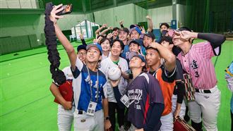 力挺基層棒球　資深球迷賴清德挑戰二刀流