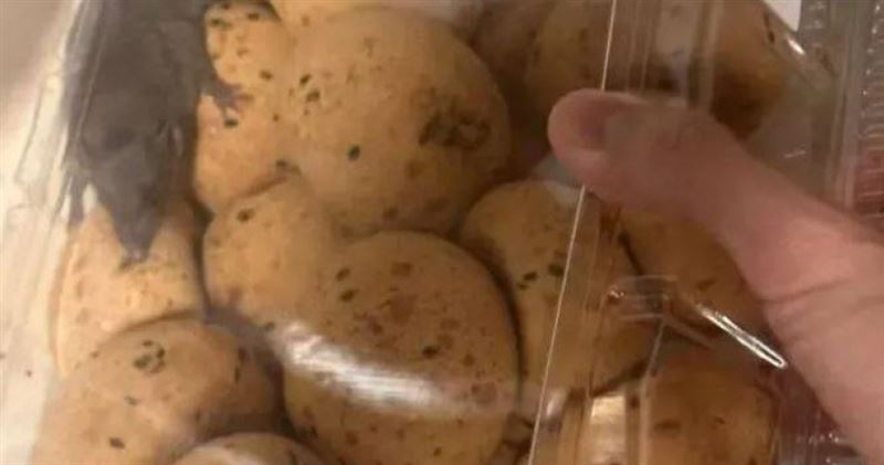 深圳山姆極速達麻薯包裝中竟趴著一隻活老鼠,嚇壞消費者。(圖/翻攝自微博)